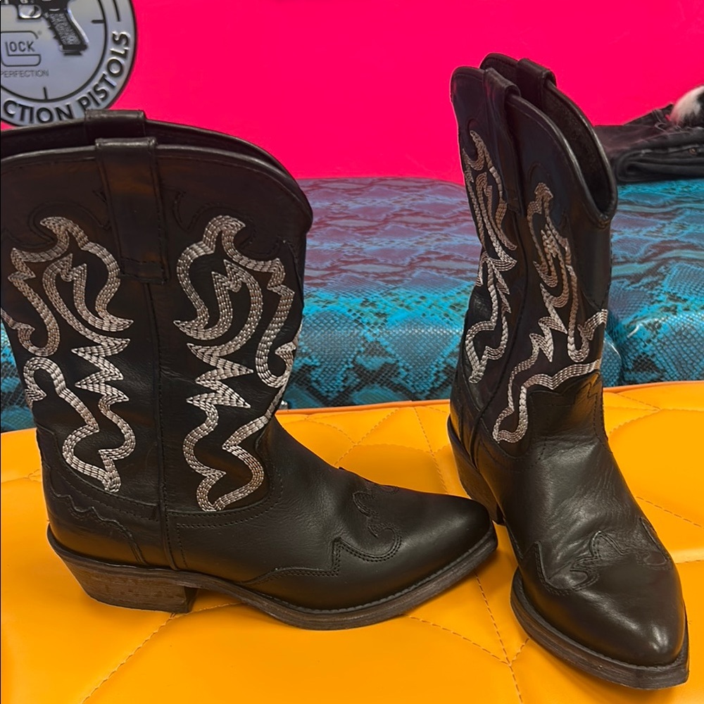 Vero Cuoio Black Heeled Boots Elegant and Versatile